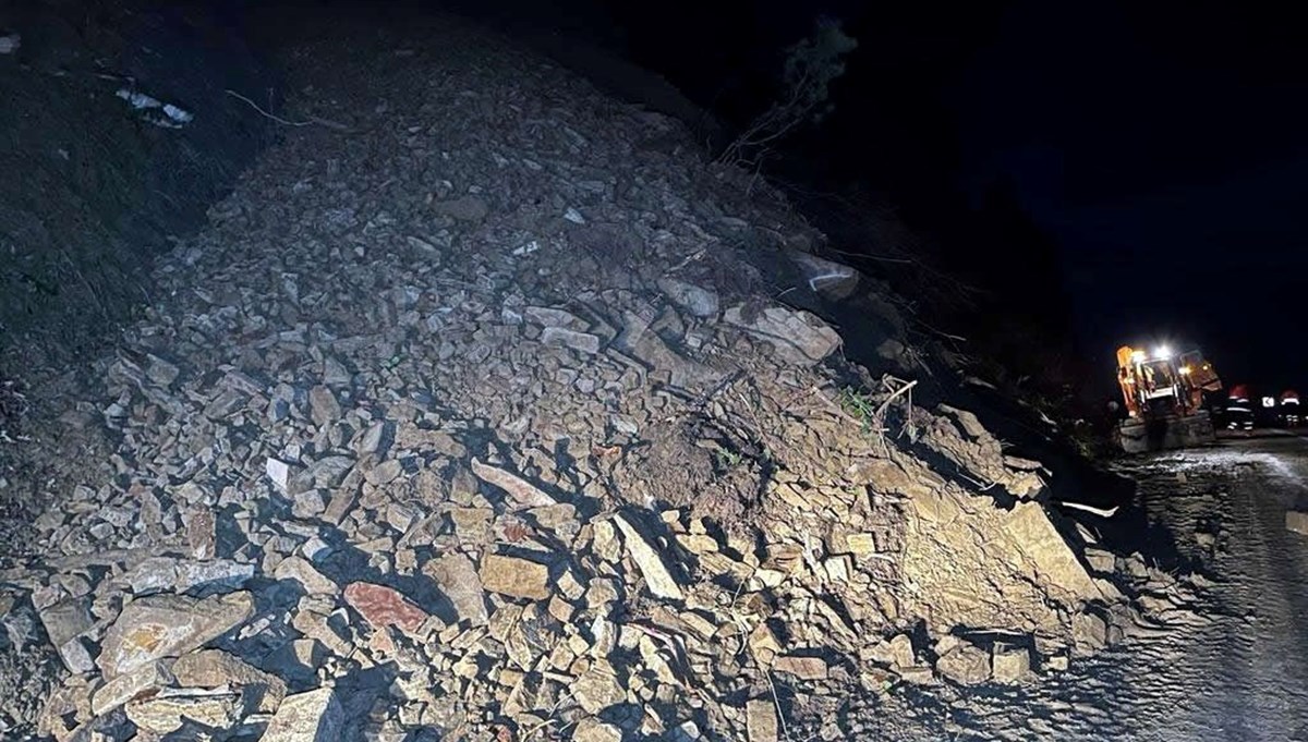Sinop-Ayancık karayolunda heyelan