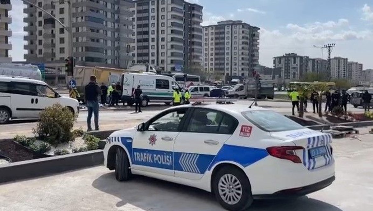 Kamyona çarpan motosikletin sürücüsü hayatını kaybetti Kamyona çarpan motosikletin sürücüsü hayatını kaybetti