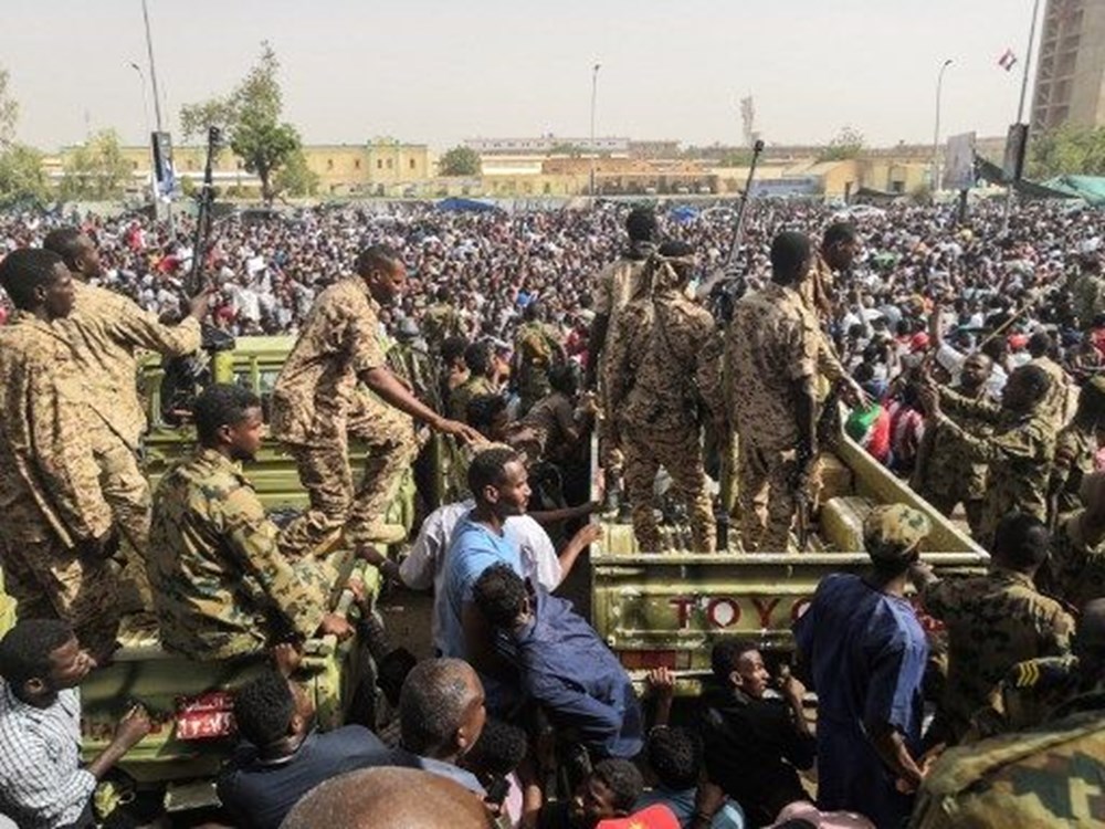 Sudan'daki protestoların sembol ismi konuştu - 1