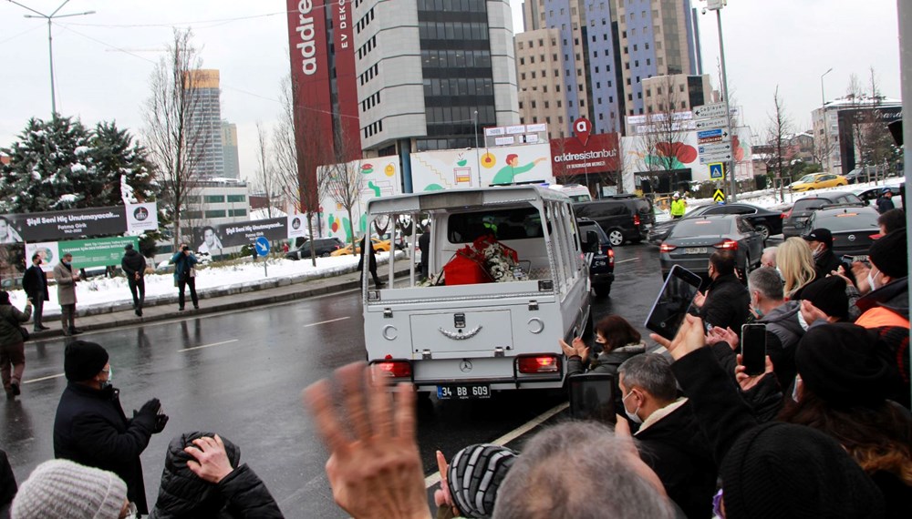 USTA OYUNCU FATMA GİRİK SON YOLCULUĞUNA UĞURLANDI... Usta oyuncu Fatma Girik son yolculuğuna uğurlandı - 43