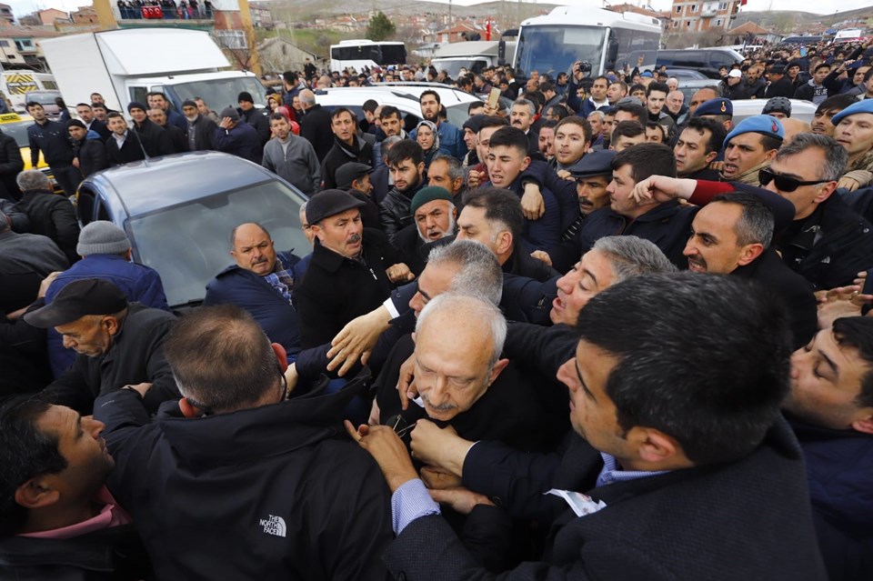 SON DAKİKA: Kılıçdaroğlu'na şehit cenazesinde saldırı - 1