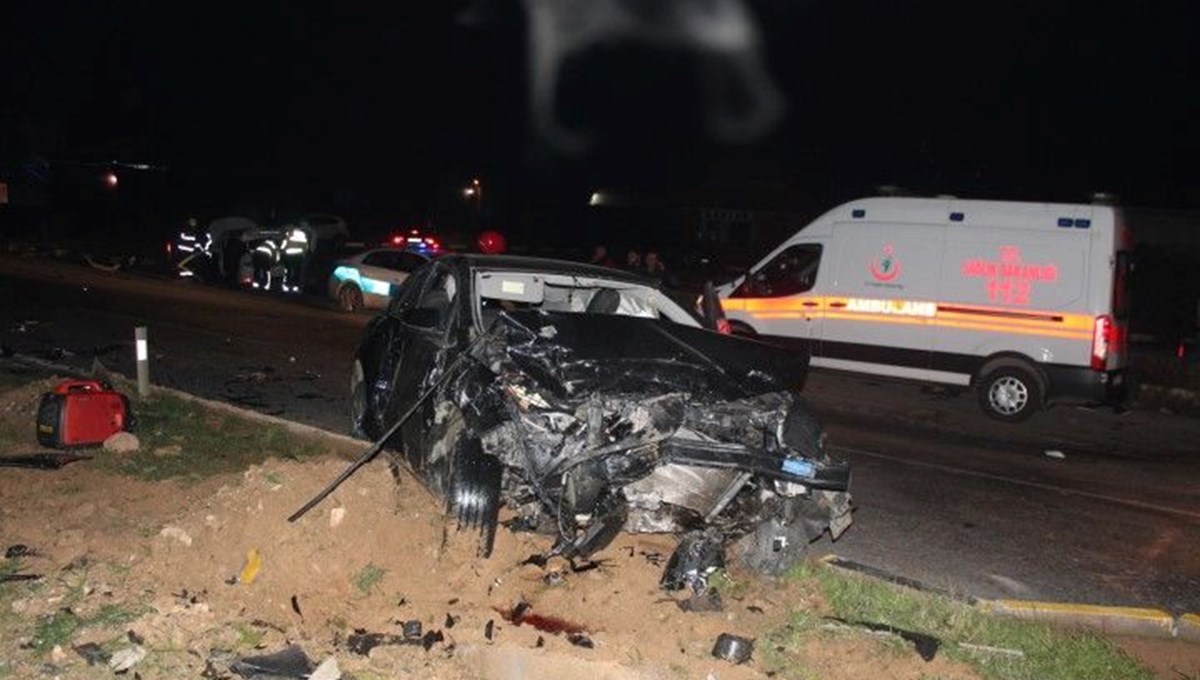 Manisa'da 2 otomobil çarpıştı: 8 yaralı