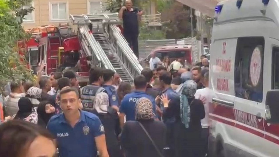 Küçükçekmece'de 5 katlı binada yangın: Mahsur kalanlar ve yaralılar var - 1