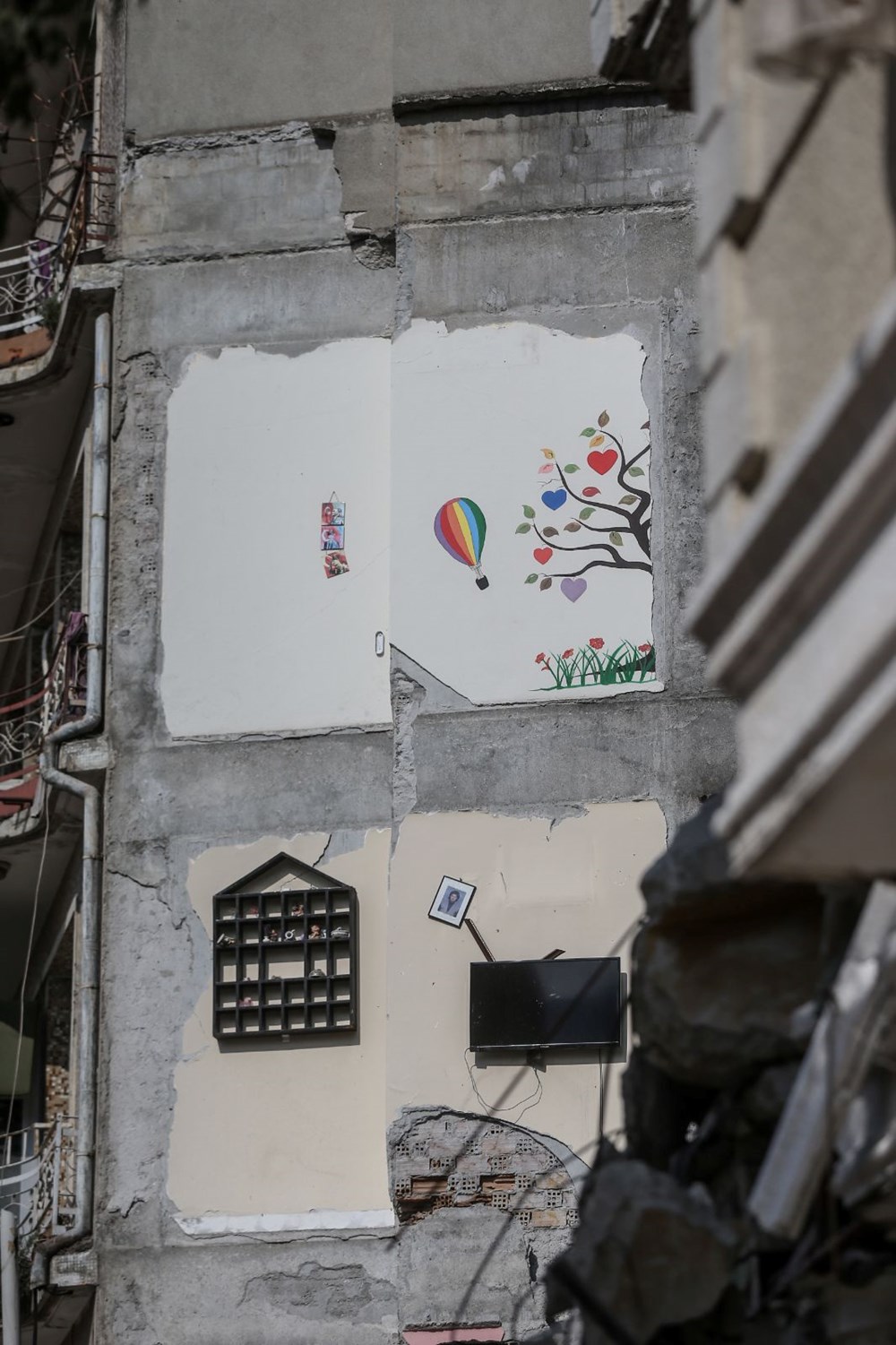 Hatıralar yan binanın duvarında asılı kaldı - 13