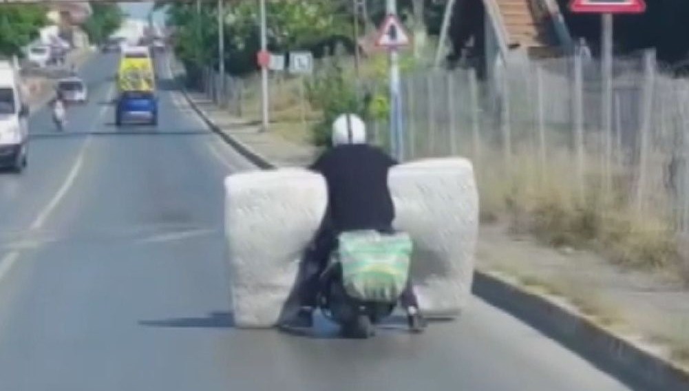 Motosikletle yatak taşıdı