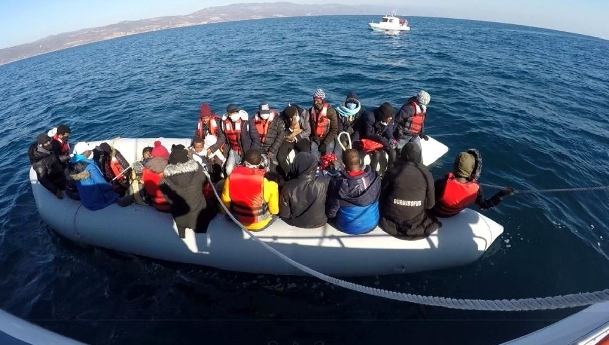 Muğla açıklarında lastik bottaki 15 düzensiz göçmen kurtarıldı