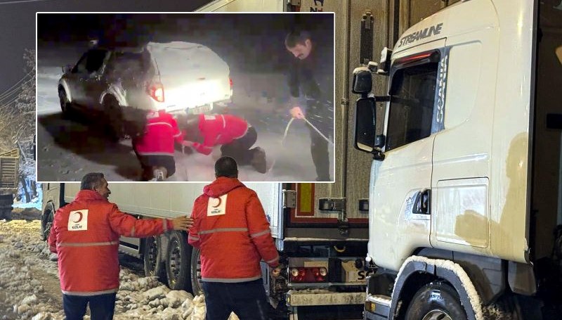 Kar yağışı ve tipi etkili oldu, araçlar yolda kaldı: Mahsur kalan 300 kişi kurtarıldı!