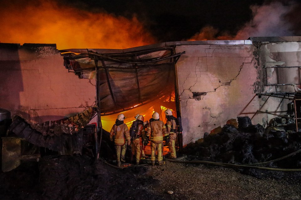 Çatalca’da plastik fabrikası alev alev yandı - 1