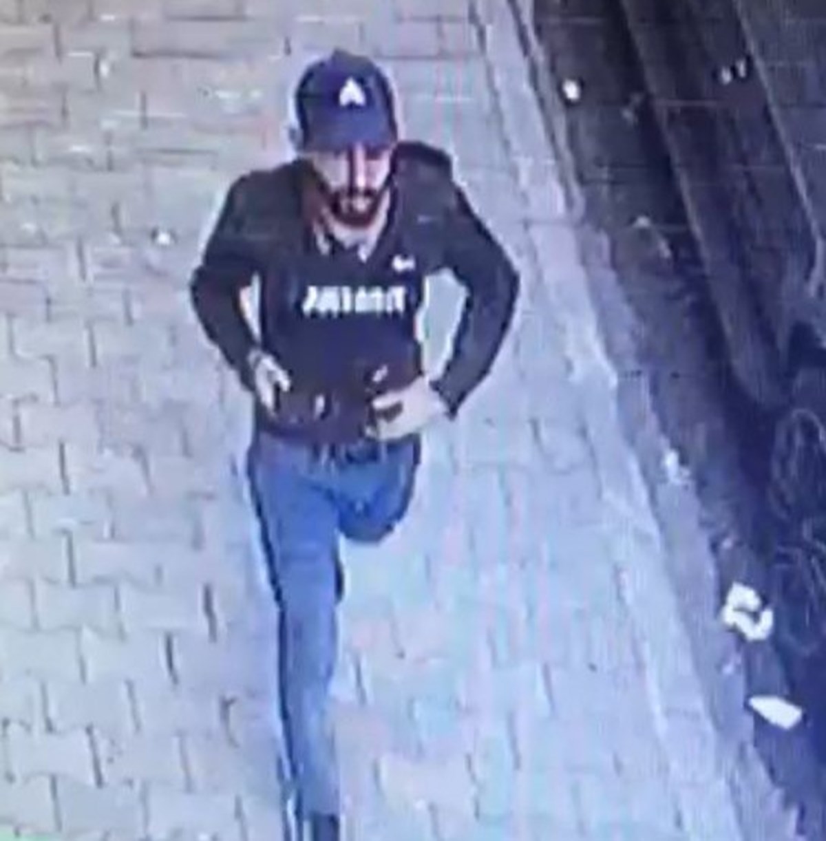 Ahlam Albashır ile evli rolü yapan firari terörist Bilal Hassan Ahlam Albashır ile evli rolü yapan firari terörist Bilal Hassan