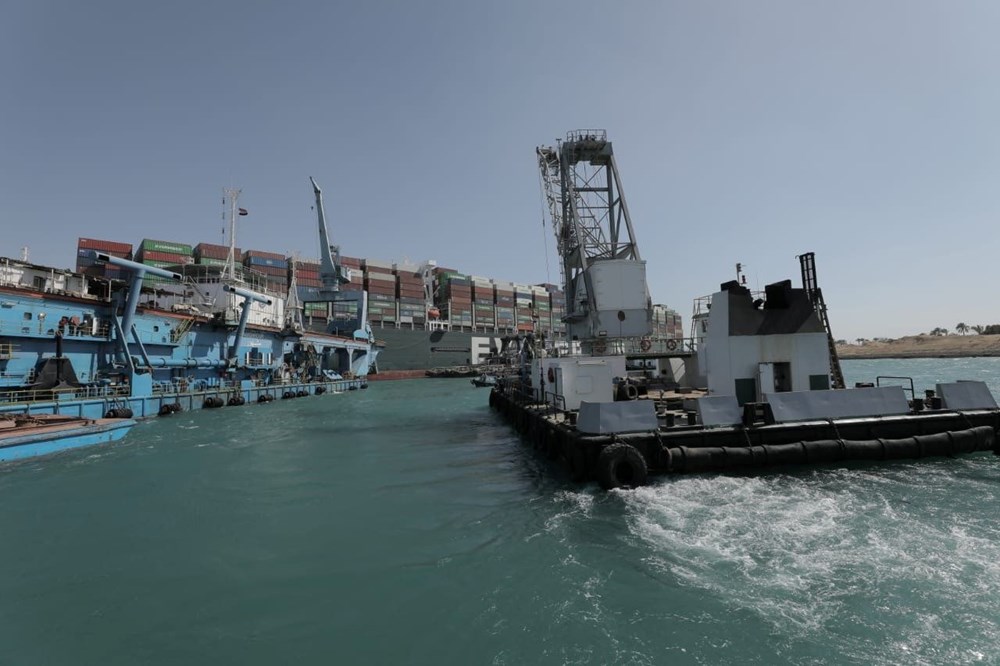 Süveyş Kanalı 7. günde kısmen açıldı: Evergreen şirketine ait  Ever Given gemisi yüzdürüldü - 10