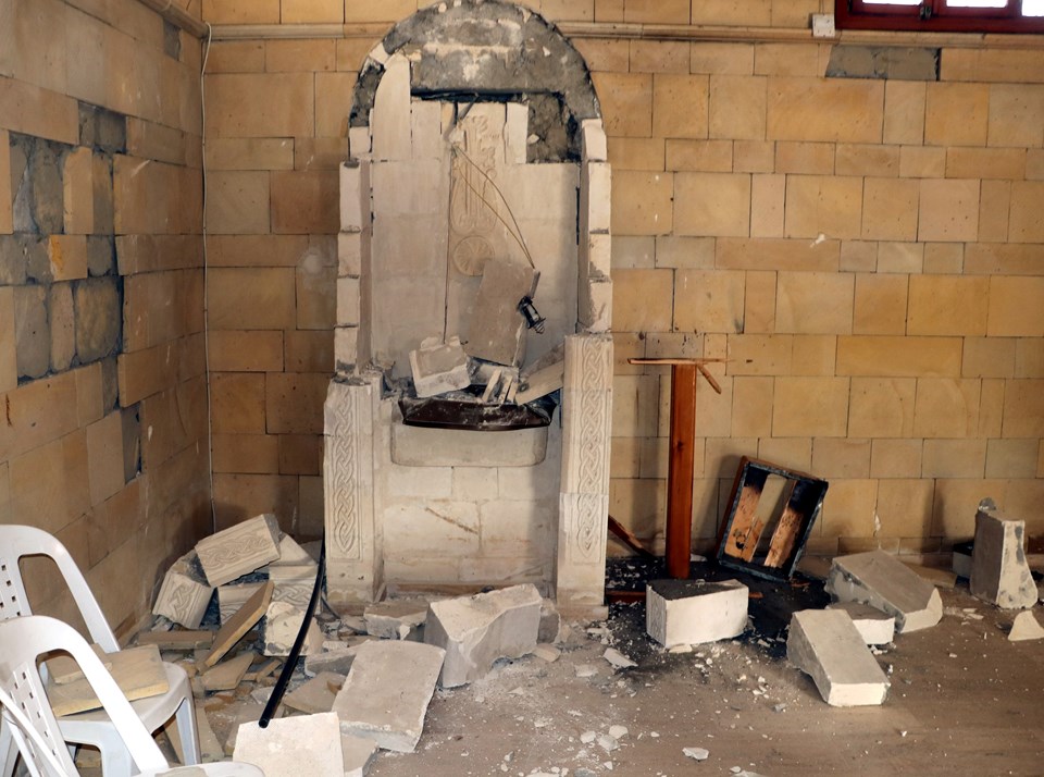 113 yıllık Meryem Ana Ermeni Kilisesi depremde ağır hasar gördü - 1