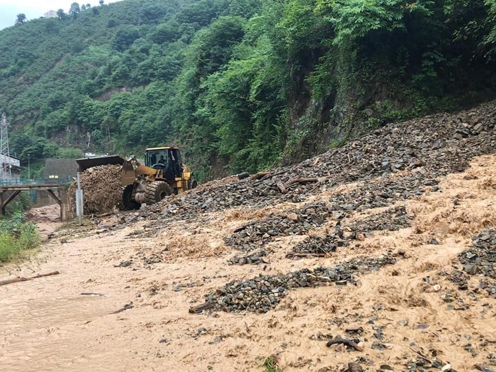 Doğu Karadeniz'de sağanak sel ve heyelana yol açtı: Ev çöktü, yollar kapandı - 7