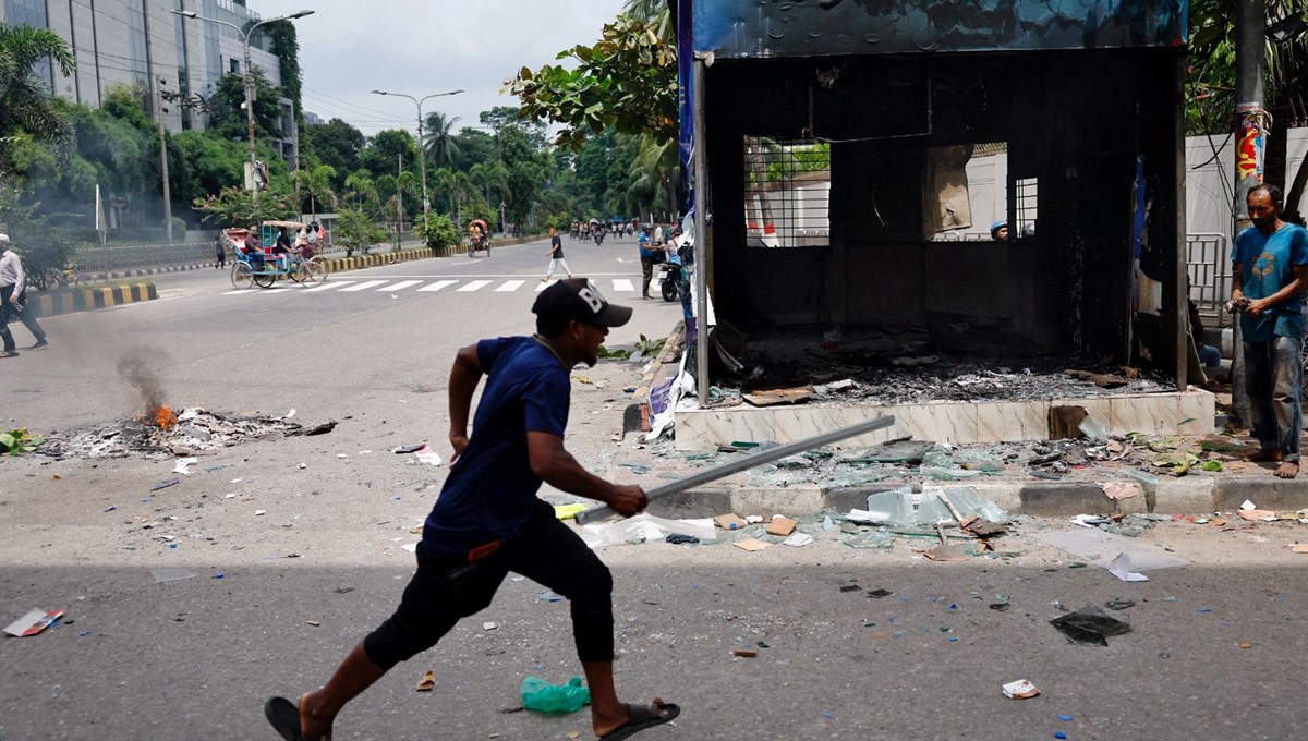 Bangladeş'te protestocular başbakanın konutunu bastı: İstifa eden Hasina, helikopterle ülkeden kaçtı Bangladeş'te protestocular başbakanın konutunu bastı: İstifa eden Hasina, helikopterle ülkeden kaçtı