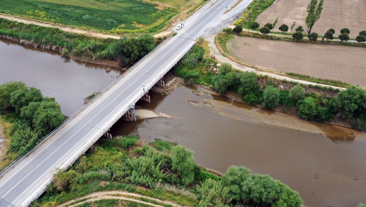 Büyük Menderes Nehri'nin bazı bölümleri kurudu | Sürüklenen çöpler köprüde birikti