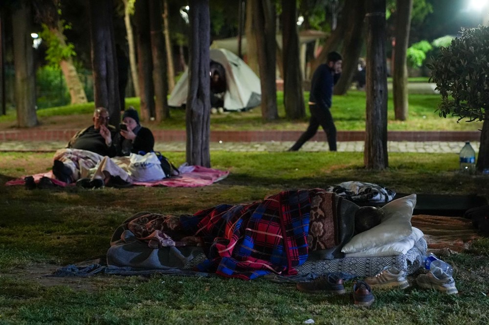 İstanbul'da kimi vatandaşlar geceyi dışarıda geçirdi 85