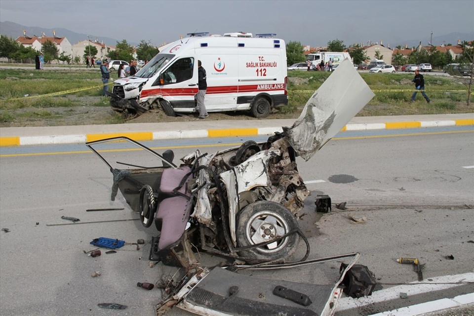Erzincan'da katliam gibi kaza! 3 ölü, 8 yaralı - 1