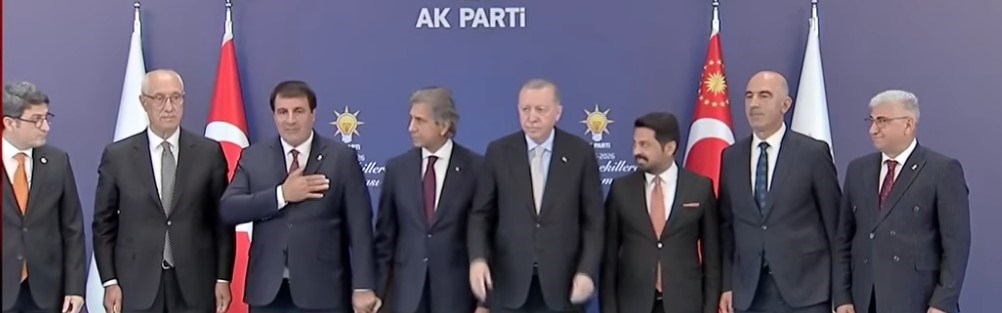 Başkanlara rozetini Cumhurbaşkanı Erdoğan taktı.
