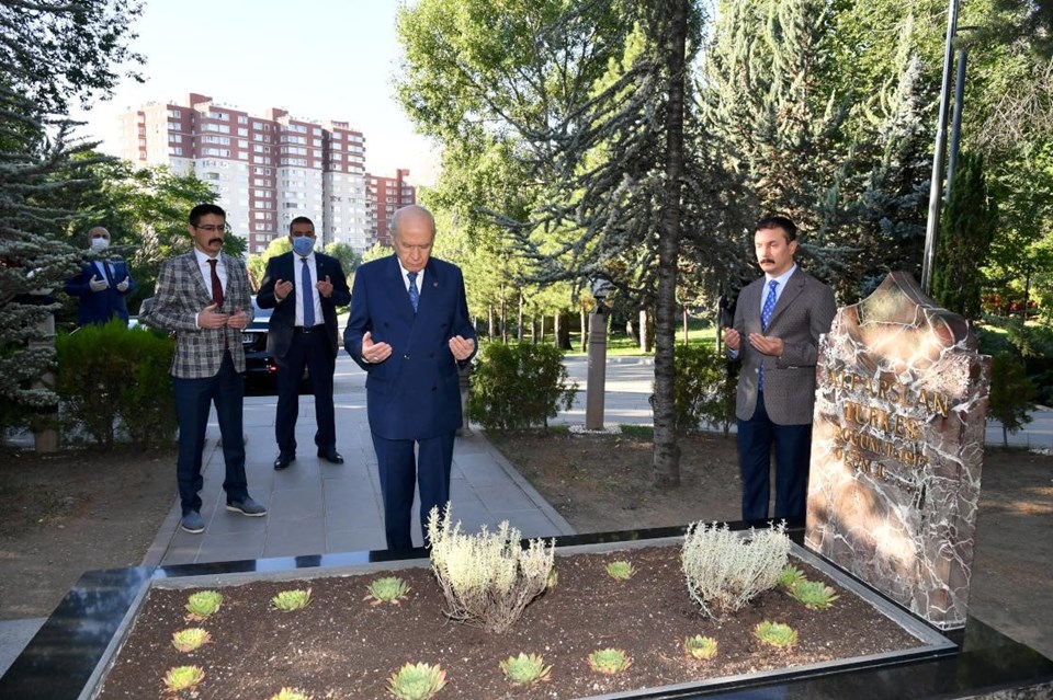 Bahçeli'den Alparslan Türkeş'in mezarına ziyaret - 2