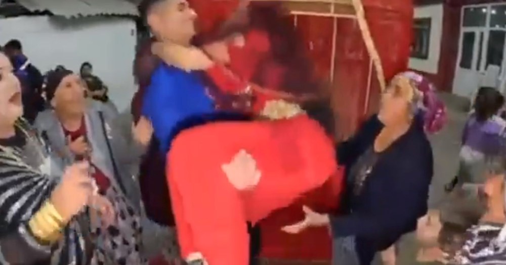 17 yaşındaki kızını evlendirip düğün günü takılarla kaçtı | Baba "satılık" ilanıyla kızını paylaşmış - 3