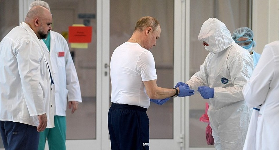 Putin'den koruyucu tulum ve maskeyle hastane ziyareti - 1