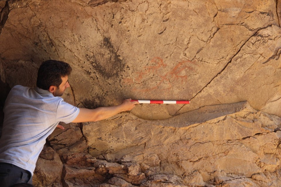 Erzurum'da aşı boyasıyla yapılmış 8 bin yıllık kaya resmi bulundu - 1