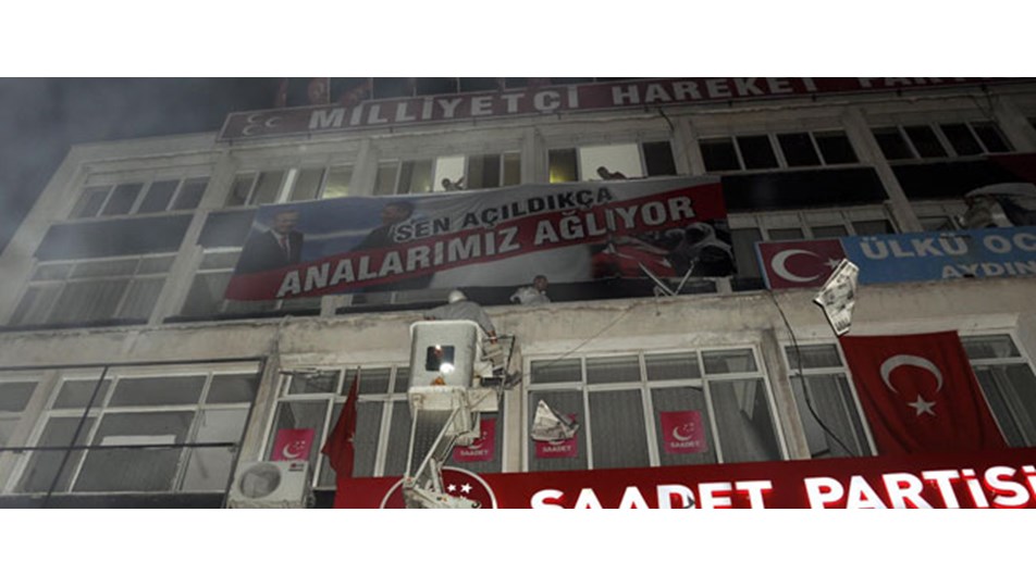 MHP o pankartı bu kez Manisa ve Kars’ta açtı