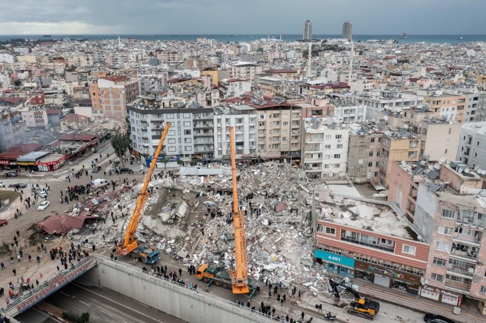 Deprem bölgesinden çarpıcı fotoğraflar: Binalar yerle bir oldu! - 7