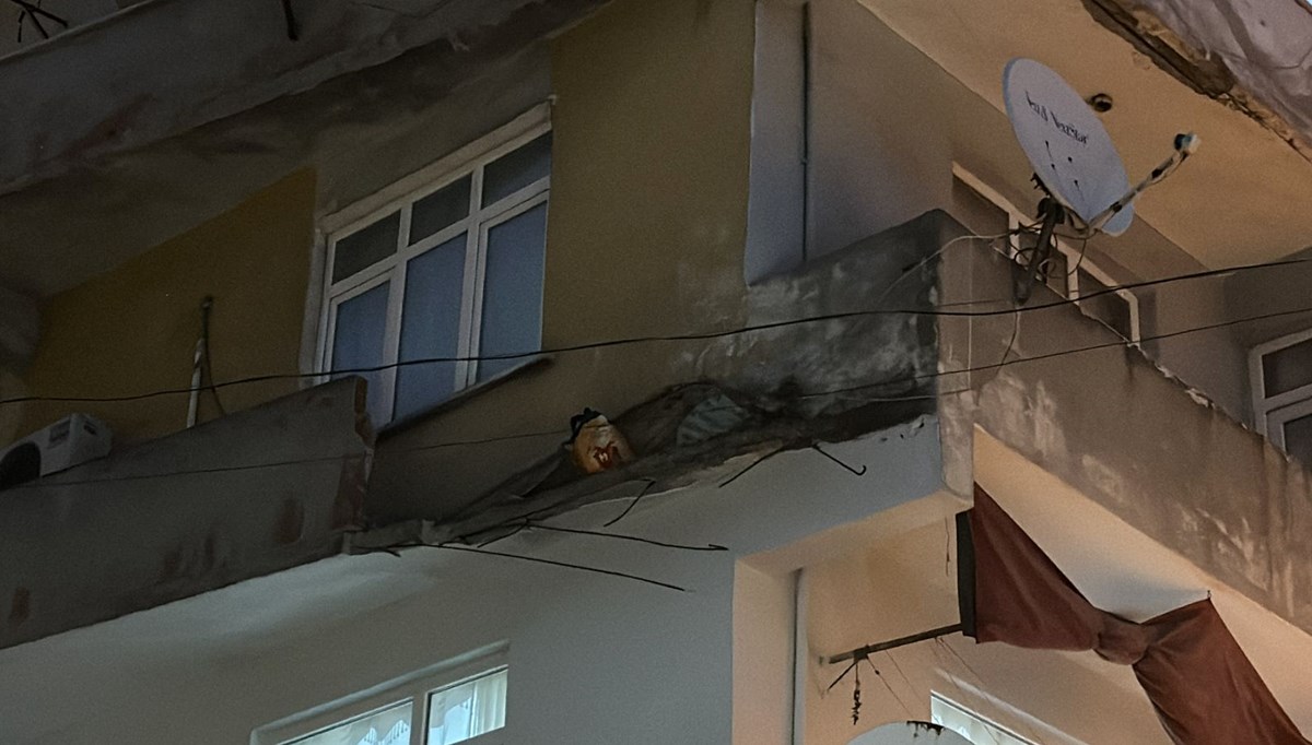 Beyoğlu'nda korku dolu anlar! Balkon duvarı yola çöktü: Saniyelerle kurtuldu