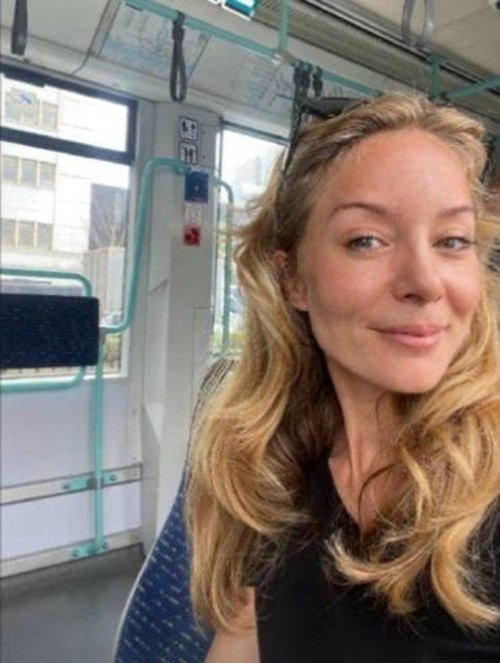 Safiye Soyman metroya bindi: Ben sizden biriyim (Toplu taşıma kullanan ünlüler) 93 SuU 8 NBckG3djn3PRuqgA