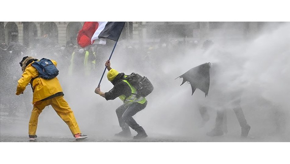 Sarı yeleklilere bir kentte daha gösteri yasağı