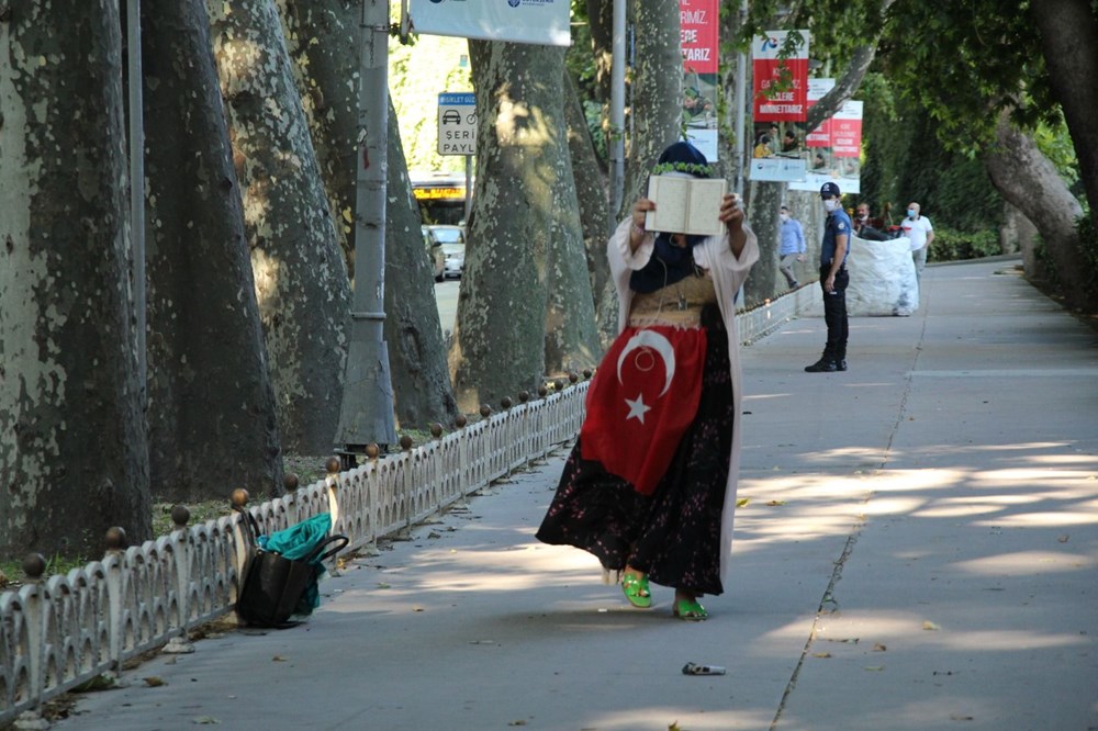 تركيا اليوم اسطنبول: الشرطة التركية تعتقل امرأة بلباس مشبوه (صور) لحظات متحركة في Dolmabahçe - 1