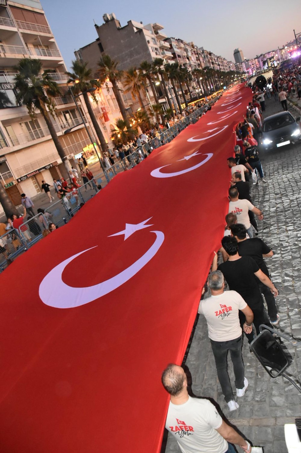İzmir’de kurtuluş günü coşkusu: Tarkan konserine yüz binlerce kişi akın etti - 3