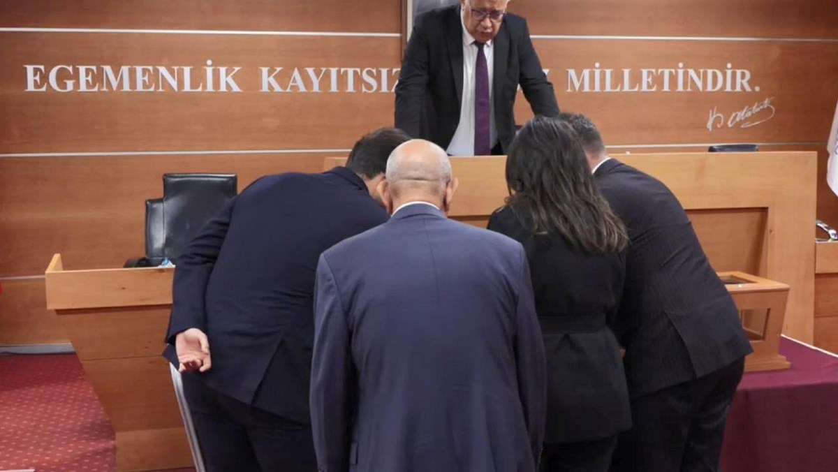 Bayrampaşa Belediye Başkanı Hasan Mutlu’nun tutuklanması ve görevden uzaklaştırılmasının ardından, yerine vekalet edecek ismin belirlenmesi için Belediye Meclisi toplandı. Başkanvelini seçmek için oy verme işlemine geçildi.