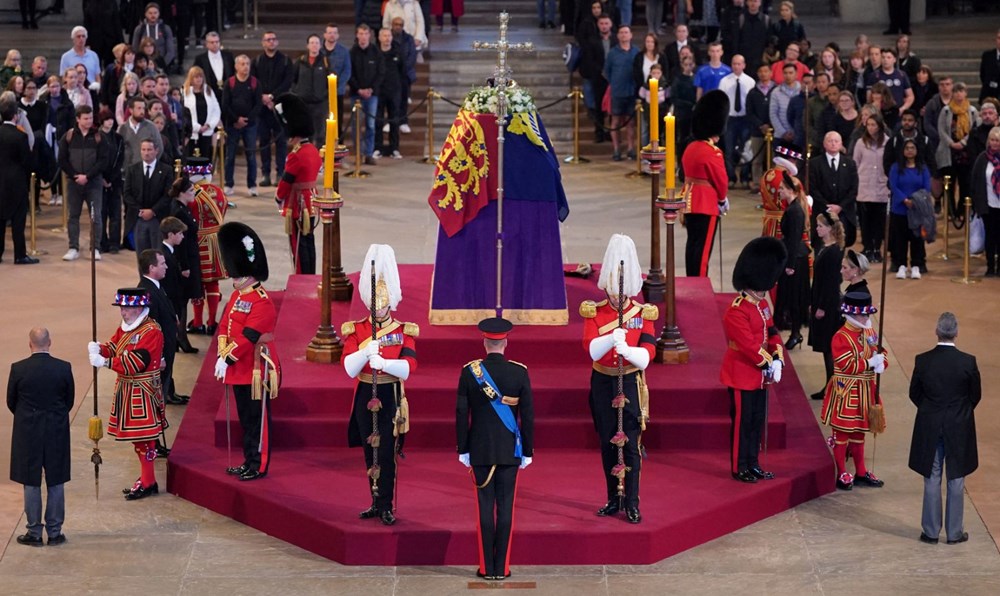 13 saatlik vedalaşma kuyruğu: William ve Harry saygı nöbeti tuttu - 2