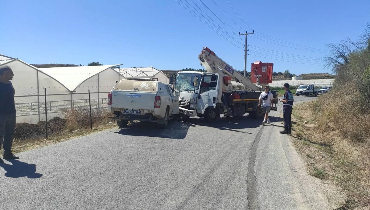 Antalya'da kamyonla otomobil kafa kafaya çarpıştı