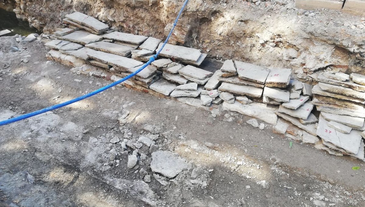 İzmir'de altyapı çalışması sırasında 300 yıllık bedesten bulundu
