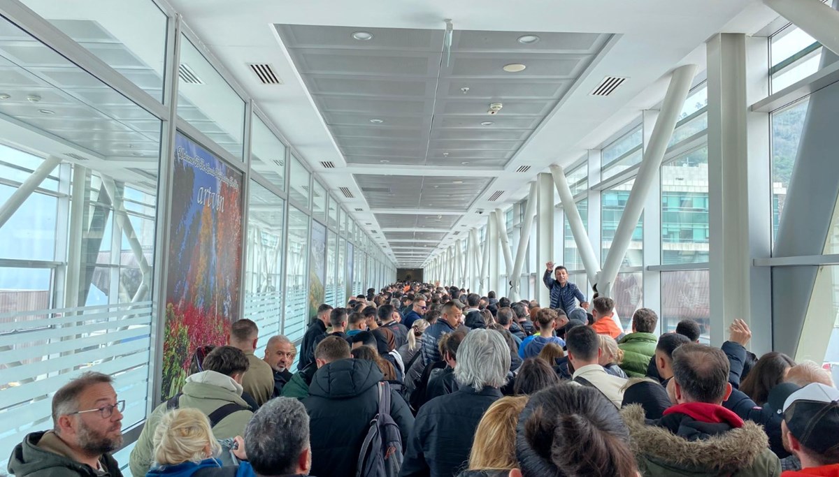 Sarp Sınır Kapısı'ndan bayram tatili yoğunluğu Sarp Sınır Kapısı'ndan bayram tatili yoğunluğu