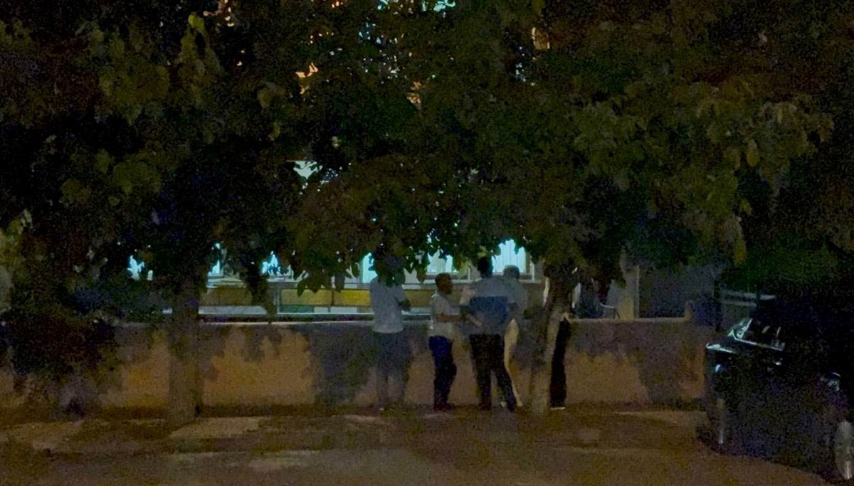 Balkonda oturan kadına silahlı saldırı Balkonda oturan kadına silahlı saldırı