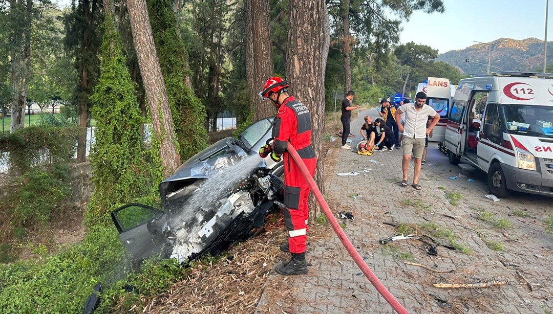 Muğla'da otomobil ağaca çarptı: Yaralılar var