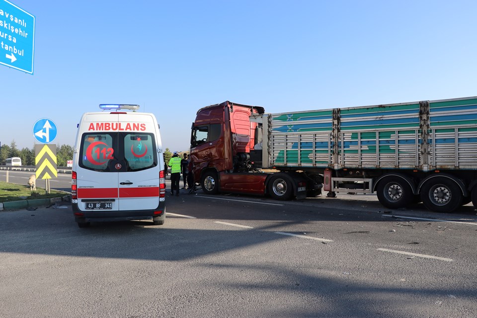 Kütahya'da TIR ile öğrenci servisi çarpıştı: 4 yaralı - 1