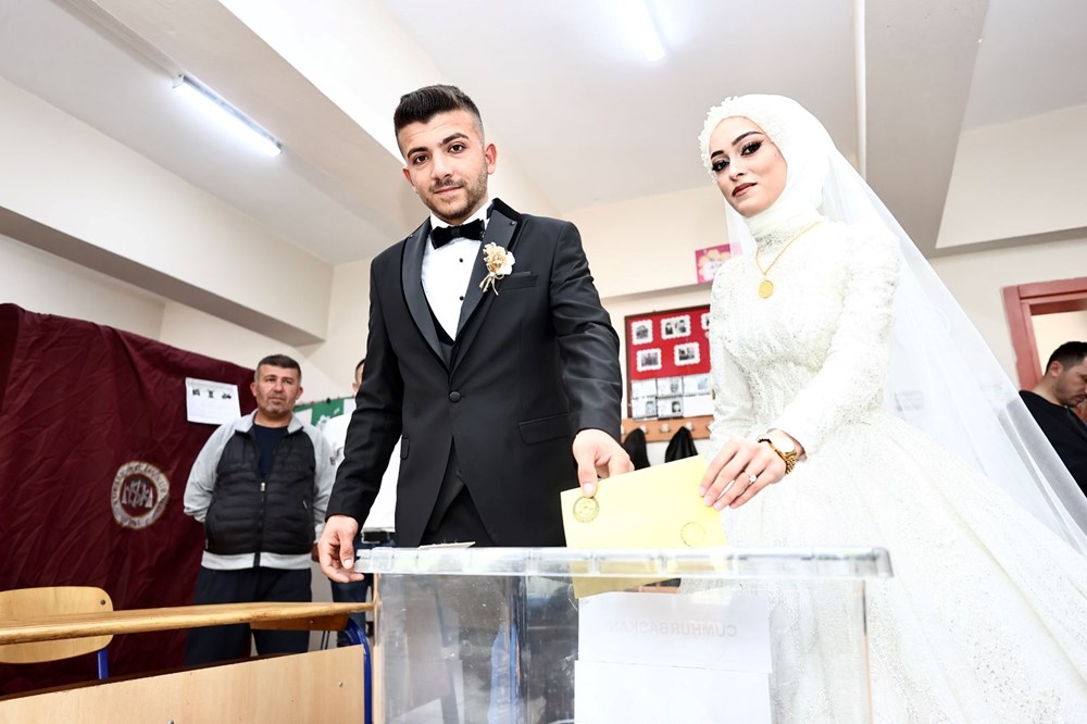 Sandık başından yansıyan ilginç kareler - 1