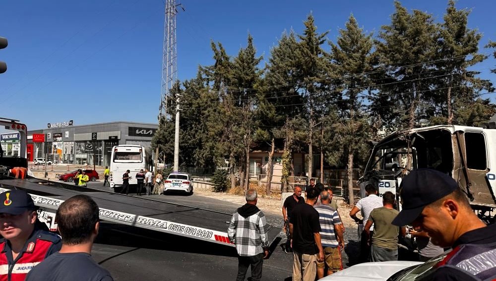 Yolcu otobüsü ile vidanjör çarpıştı