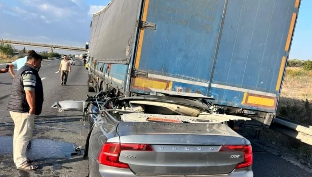 TAG Otoyolu'nda feci kaza: Ok gibi saplandı