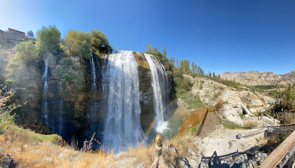 Tortum Şelalesi yaz boyunca binlerce turisti ağırladı Tortum Şelalesi yaz boyunca binlerce turisti ağırladı