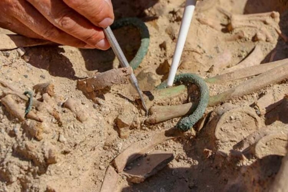 Takılarıyla gömülmüş Urartulu kadın mezarı ortaya çıkarıldı - 6