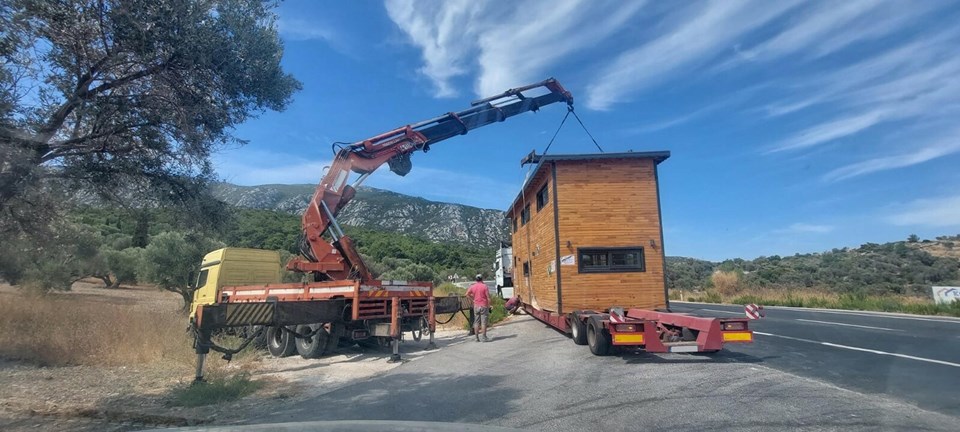 Karaburun'da ünlü oyuncuların tiny house'ları kaldırıldı - 1