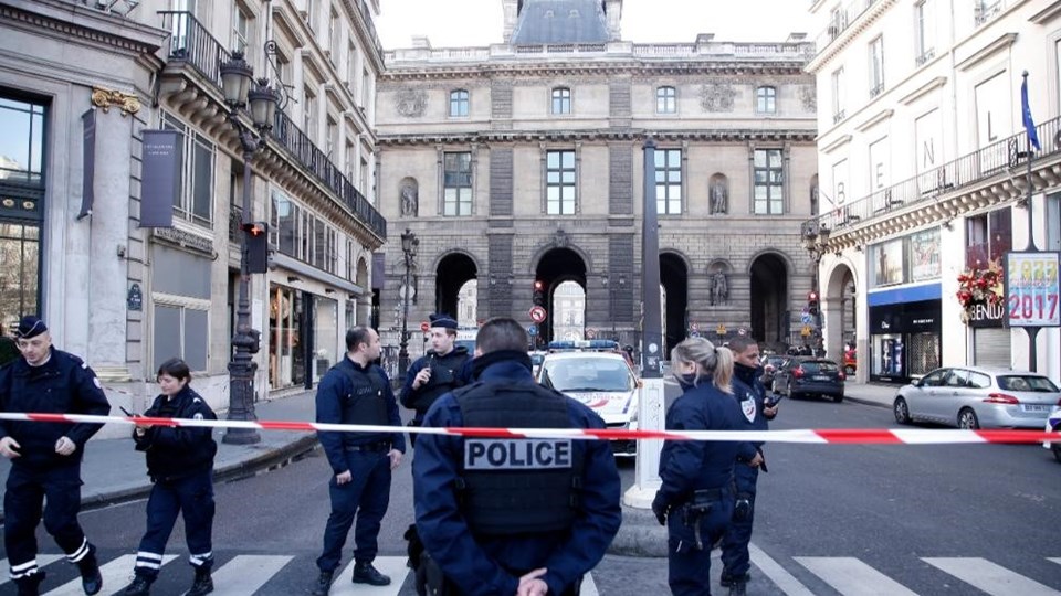 Paris'te palalı bir kişiyi polis vurdu - 1