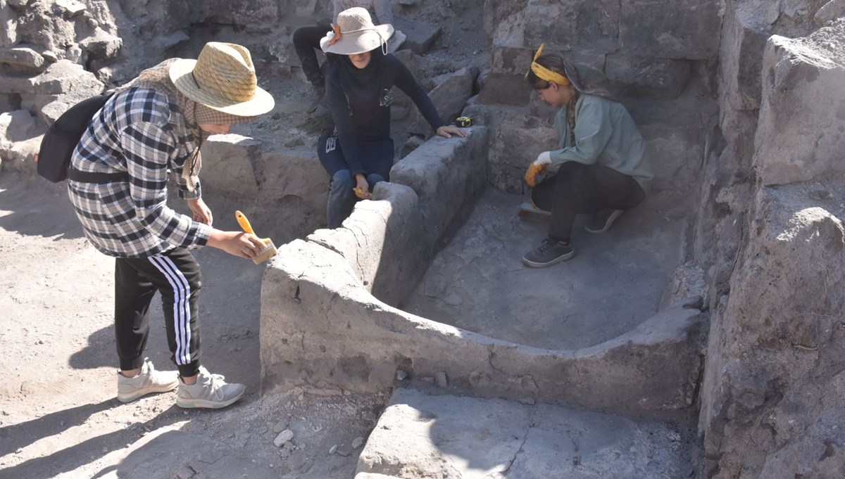 Ani Örenyeri'nde 'suda doğum'un ilk örneğinin yaşandığı değerlendirilen taş küvet bulundu