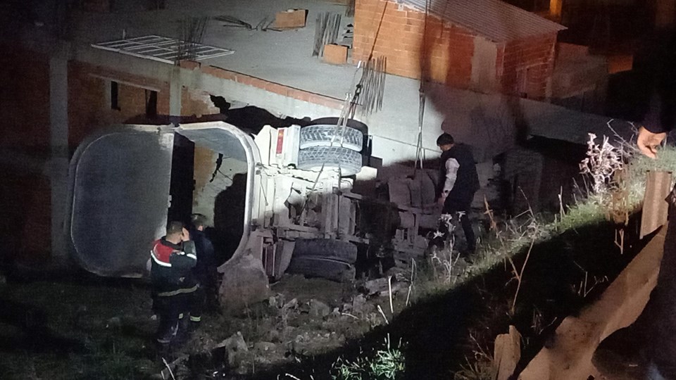 Balıkesir'de feci kaza | Freni boşalan kamyon eve girdi: 2 ölü - 1