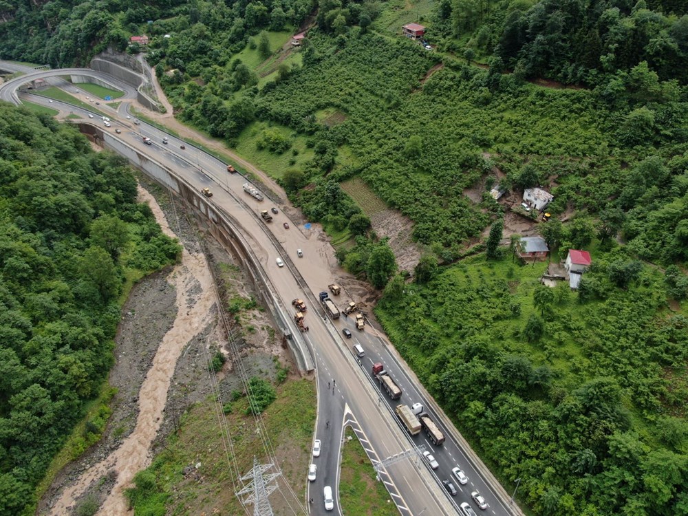 Trabzon-Gümüşhane yolunu taş ve çamur kapattı: Ulaşım tek şeritten sağlanıyor - 16